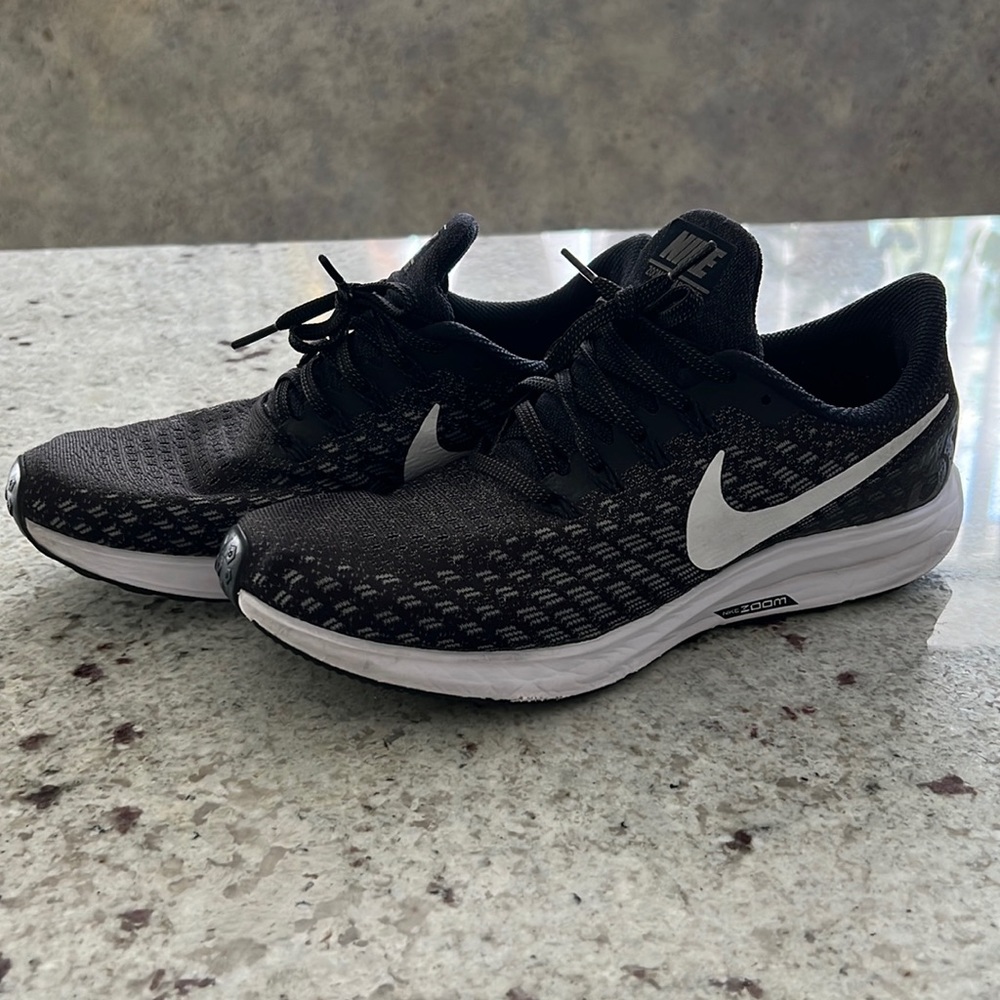 WOMENS 9.5 NIKE AIR ZOOM PEGASUS 35